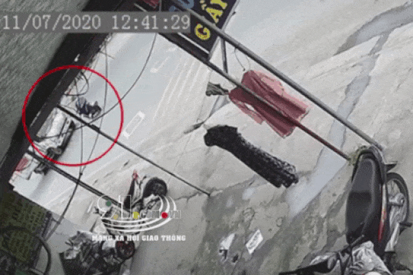 CLIP: Phóng xe máy tốc độ 