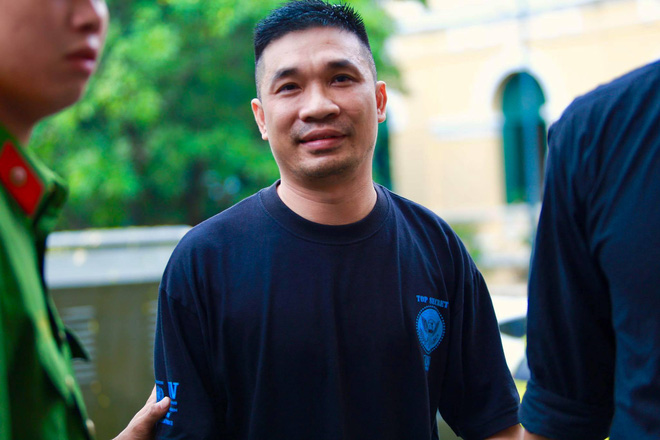 Hot girl Ngọc Miu nước mắt lưng tròng ngồi trong xe bít bùng sau khi bị đề nghị 16 năm tù-4