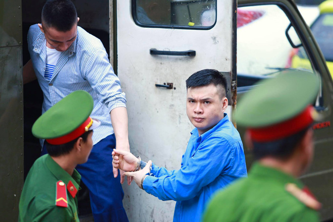 Hot girl Ngọc Miu nước mắt lưng tròng ngồi trong xe bít bùng sau khi bị đề nghị 16 năm tù-5