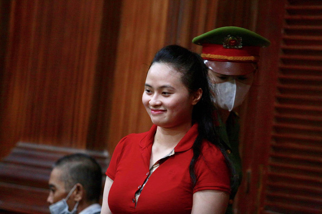 Hot girl Ngọc Miu nước mắt lưng tròng ngồi trong xe bít bùng sau khi bị đề nghị 16 năm tù-6