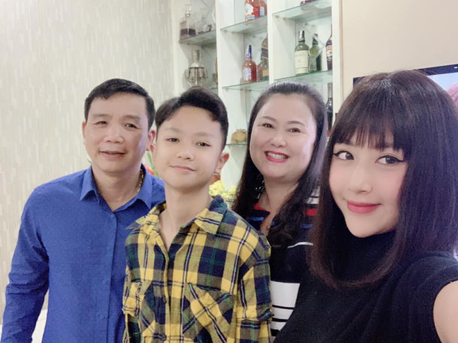 Khoe ảnh du lịch cùng gia đình, ngoại hình bố ruột Quỳnh Anh Shyn chiếm spotlight-4