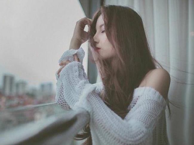 Bị người phụ nữ khác bóng gió về nhan sắc của vợ mình, người đàn ông chỉ dùng vài câu đã khiến cô ta im bặt, chẳng dám hó hé nửa lời-1