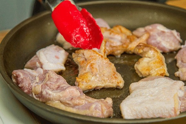 Buổi chiều&nbsp;tôi làm gà chiên bơ tỏi, trẻ con hò reo vui sướng vì mùi thơm trong bếp!-3