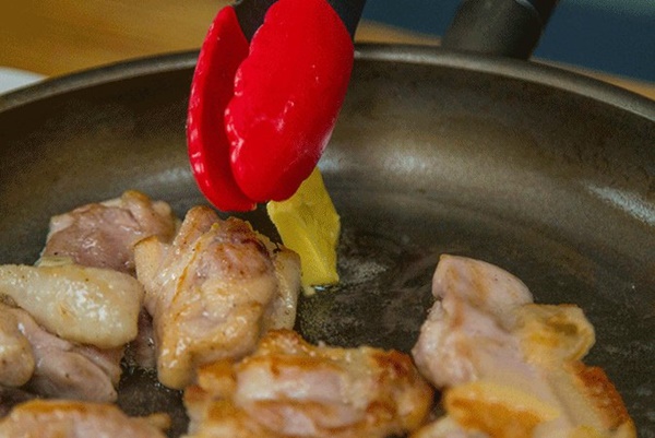 Buổi chiều&nbsp;tôi làm gà chiên bơ tỏi, trẻ con hò reo vui sướng vì mùi thơm trong bếp!-4