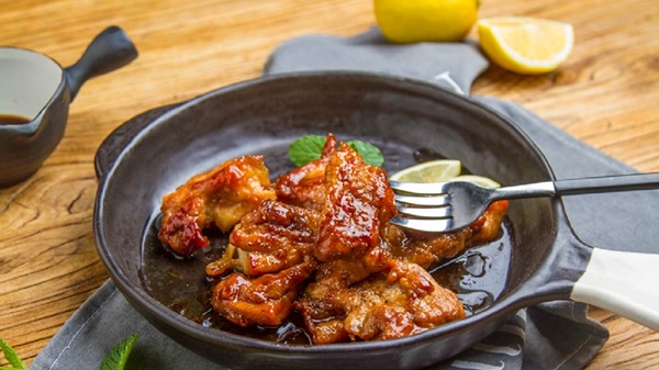 Buổi chiều&nbsp;tôi làm gà chiên bơ tỏi, trẻ con hò reo vui sướng vì mùi thơm trong bếp!-6