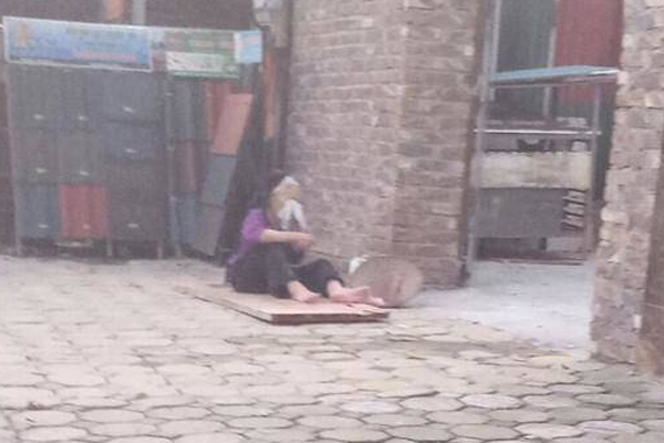 Nam thanh niên nhảy xuống sông Tô Lịch cứu cụ bà chới với dưới dòng nước đen-2