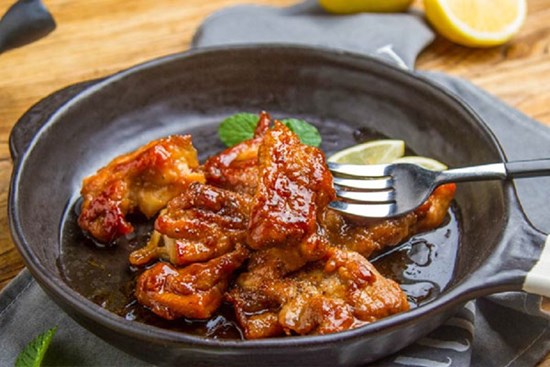 Buổi chiều tôi làm gà chiên bơ tỏi, trẻ con hò reo vui sướng vì mùi thơm trong bếp!