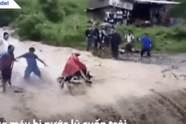 Lũ quét cuốn trôi người đi xe máy ở Nepal