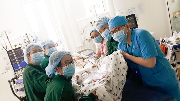 Một tuần sau mổ tách: Diệu Nhi cai thở máy, Trúc Nhi biết cười, làm mặt xấu-1