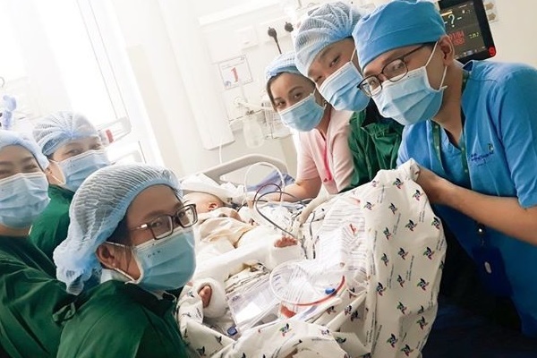 Chứng nhân” của 6 ca tách dính tại Việt Nam kể lại khoảnh khắc căng não chia đại tràng cho Trúc Nhi – Diệu Nhi-10