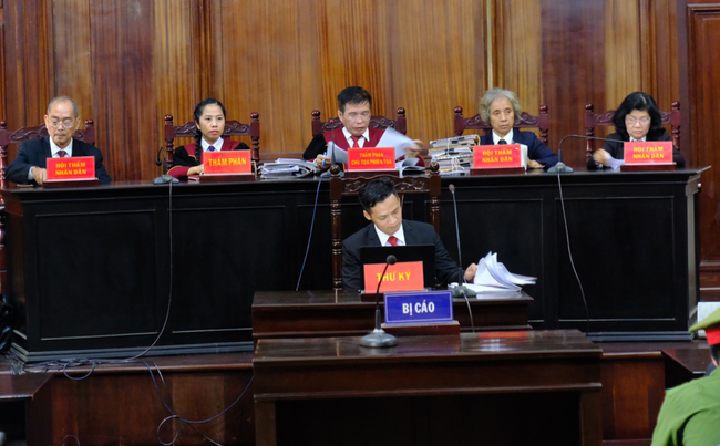 Diễn biến bất ngờ phiên xét xử trùm ma túy Văn Kính Dương và hot girl Ngọc Miu: Luật sư phản bác gay gắt, yêu cầu VKS trả hồ sơ điều tra lại-3