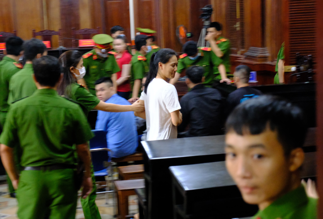 Diễn biến bất ngờ phiên xét xử trùm ma túy Văn Kính Dương và hot girl Ngọc Miu: Luật sư phản bác gay gắt, yêu cầu VKS trả hồ sơ điều tra lại-6