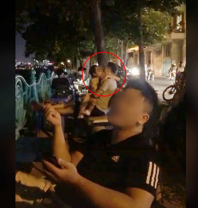 Cặp đôi ngồi lên đùi nhau hôn đắm đuối như muốn nuốt cả môi trên bờ hồ Tây khiến dân mạng xem thôi đã ngượng chín mặt-1