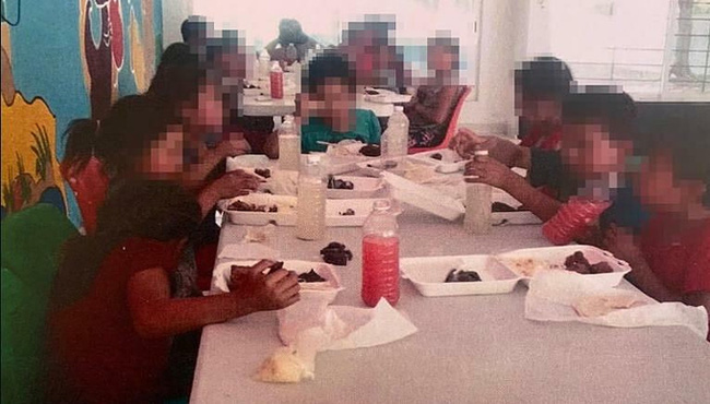 Tìm đứa trẻ 2 tuổi mất tích khi đi chợ cùng mẹ, cảnh sát phát hiện cảnh tượng chấn động với 23 trẻ khác trong ngôi nhà bí mật-1