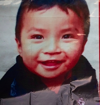 Tìm đứa trẻ 2 tuổi mất tích khi đi chợ cùng mẹ, cảnh sát phát hiện cảnh tượng chấn động với 23 trẻ khác trong ngôi nhà bí mật-2