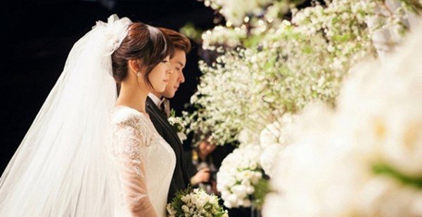 Mẹ ruột đưa bạn trai tới ra mắt, tôi thất thần nhìn dượng đút cục tiền vào chỗ kín-1