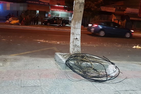 Vướng vào dây cáp thòng xuống đường, nam thanh niên chạy xe máy bị cắt ngang cổ nguy kịch