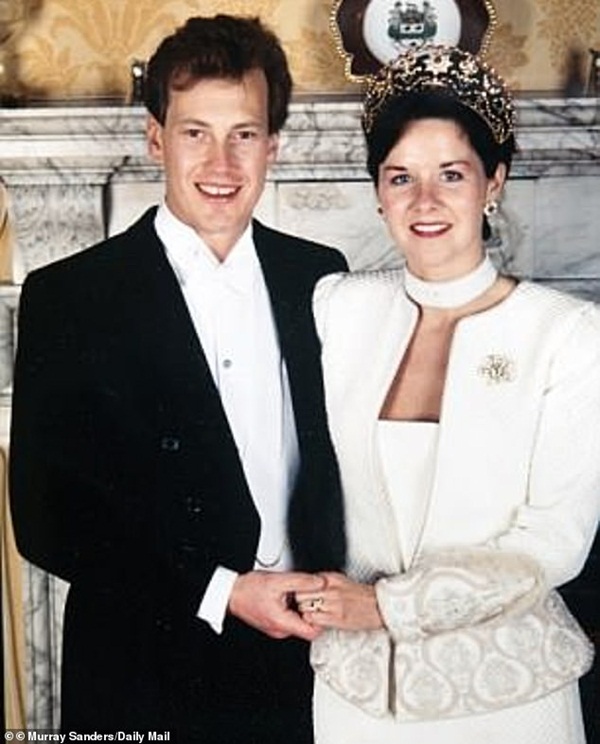 Cặp đôi đồng tính đầu tiên đi vào lịch sử của hoàng gia Anh: Sau 17 năm lấy vợ mới tìm được hạnh phúc đích thực và hôn lễ có 1-0-2-1