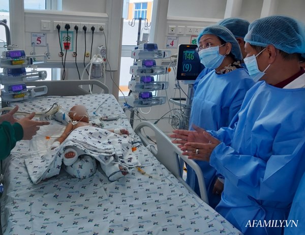 Chứng nhân” của 6 ca tách dính tại Việt Nam kể lại khoảnh khắc căng não chia đại tràng cho Trúc Nhi – Diệu Nhi-1