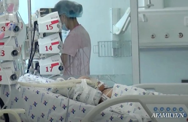 Chứng nhân” của 6 ca tách dính tại Việt Nam kể lại khoảnh khắc căng não chia đại tràng cho Trúc Nhi – Diệu Nhi-5