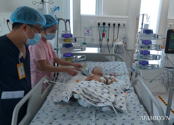 Chứng nhân” của 6 ca tách dính tại Việt Nam kể lại khoảnh khắc căng não chia đại tràng cho Trúc Nhi – Diệu Nhi-7