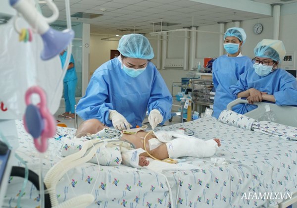 Chứng nhân” của 6 ca tách dính tại Việt Nam kể lại khoảnh khắc căng não chia đại tràng cho Trúc Nhi – Diệu Nhi-8
