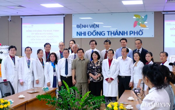 Chứng nhân” của 6 ca tách dính tại Việt Nam kể lại khoảnh khắc căng não chia đại tràng cho Trúc Nhi – Diệu Nhi-9