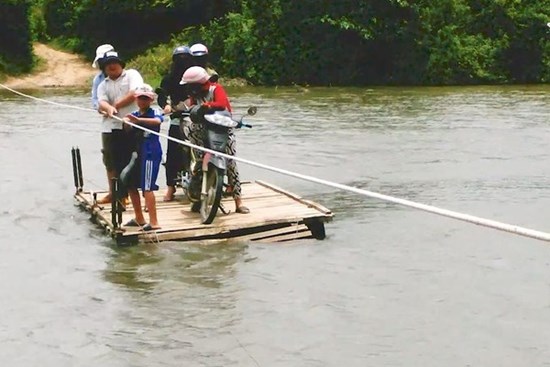 Giữa dòng nước xiết, xót cảnh trẻ nhỏ vượt sông trên bè tự chế