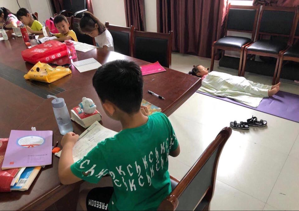 Muốn tạo đột phá trong lớp học thì phải làm gì: Nhìn vào cô bé trong bức ảnh, bạn sẽ có ngay đáp án cười chảy nước mắt-1