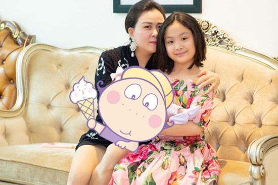 Con gái út của Phượng Chanel từng bế trên tay một em bé như ngầm thông báo việc mẹ đã sinh thêm em mà không ai hay biết?