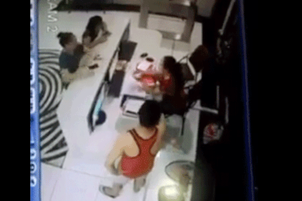 Nghệ An: Bé gái lớp 5 khóc lóc, van xin vẫn bị nhóm nữ sinh lớp 7 túm tóc, tát liên tiếp vào mặt-2