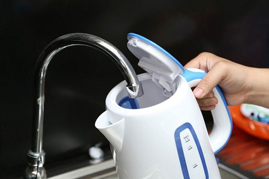 Dùng ấm siêu tốc quá tiện lợi nhưng chị em nhất định lưu ý 3 điều sau
