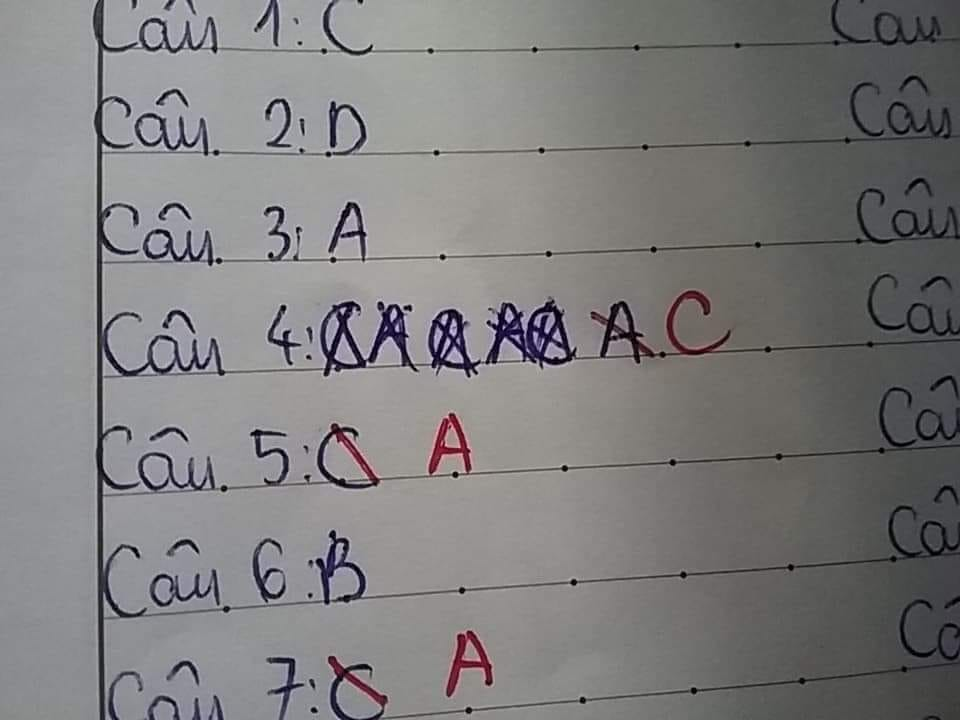 Có 4 đáp án trong câu hỏi trắc nghiệm nhưng trả lời mãi vẫn sai, nhìn vết tích trên giấy đủ hiểu học sinh này muốn hờn cả thế giới-1