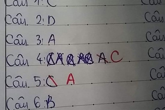 Có 4 đáp án trong câu hỏi trắc nghiệm nhưng trả lời mãi vẫn sai, nhìn vết tích trên giấy đủ hiểu học sinh này muốn 