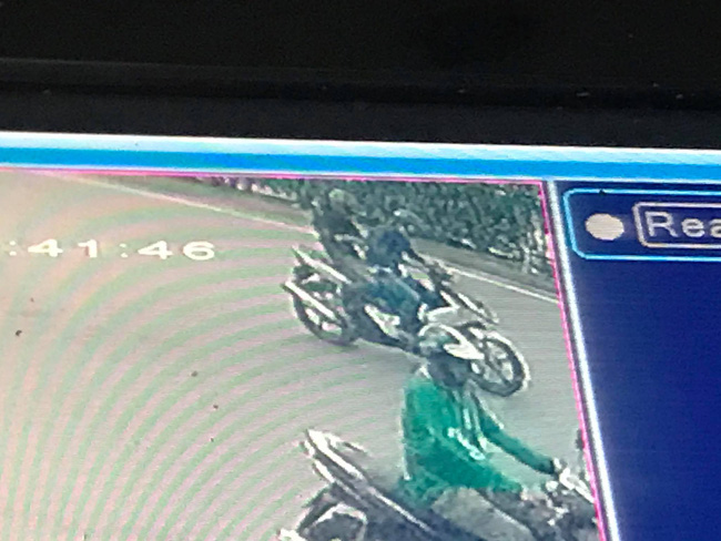 Người phụ nữ bị 2 tên cướp giật iPhone 11 Pro Max, kéo lê dưới đường giữa ban ngày-2