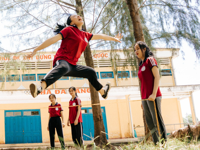 Chụp kỷ yếu ngay giờ thể dục, ý tưởng 0 đồng mà cho ra đời bộ ảnh ra gì và này nọ phết-13