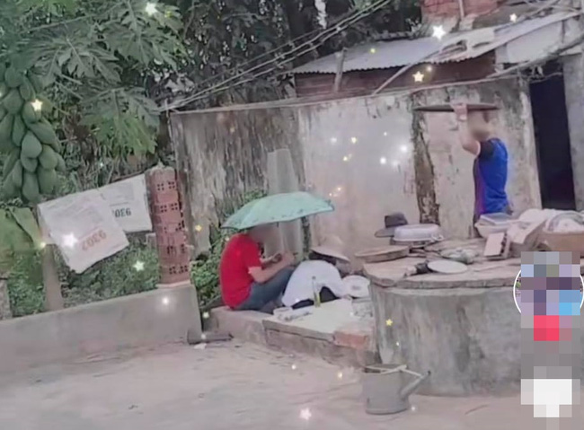 Thấy bạn gái phải rửa núi” bát đĩa ngày ra mắt, hai người đàn ông làm một hành động tưởng ga lăng nhưng lại bị ném đá ầm ầm-1