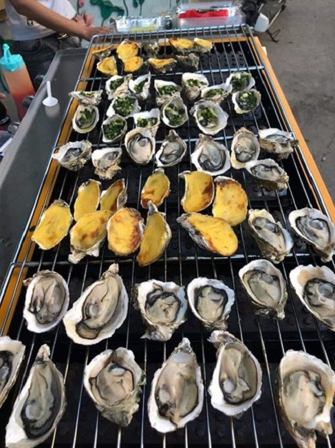 Hàu nướng vỉa hè 5.000 đồng/con đông nghịt khách, tiểu thương tiết lộ doanh thu siêu khủng-2