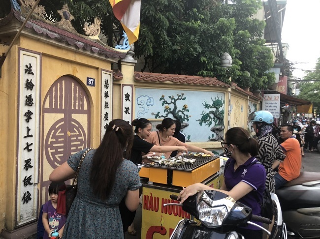 Hàu nướng vỉa hè 5.000 đồng/con đông nghịt khách, tiểu thương tiết lộ doanh thu siêu khủng-6