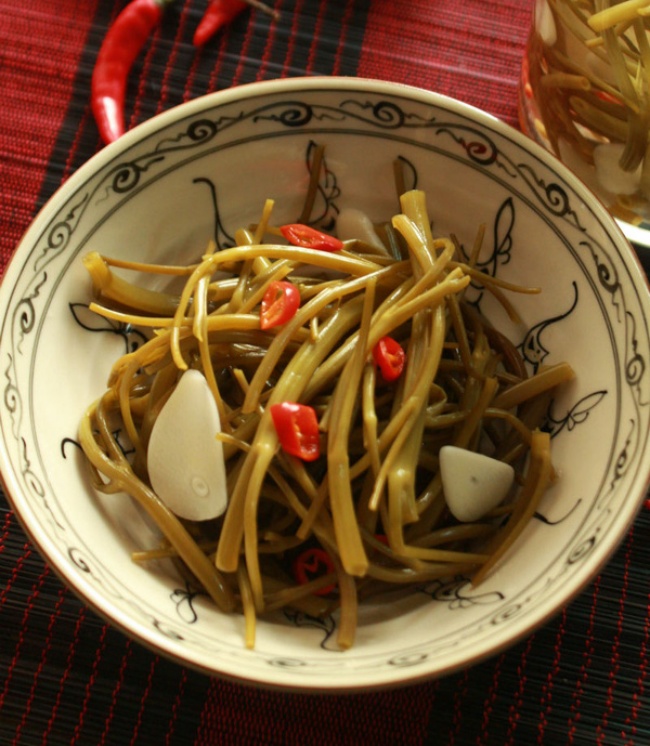 Đừng chỉ luộc với xào, 4 cách chế biến rau muống hấp dẫn này sẽ&nbsp;ghi điểm với mẹ chồng cho mà xem-3