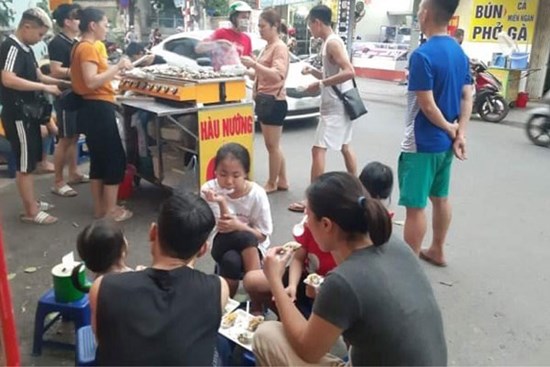 Hàu nướng vỉa hè 5.000 đồng/con đông nghịt khách, tiểu thương tiết lộ doanh thu 'siêu khủng'