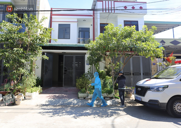 Phun thuốc khử khuẩn, đưa con rể cùng cháu ngoại 14 tháng tuổi của bệnh nhân nghi nhiễm Covid-19 đi cách ly-1