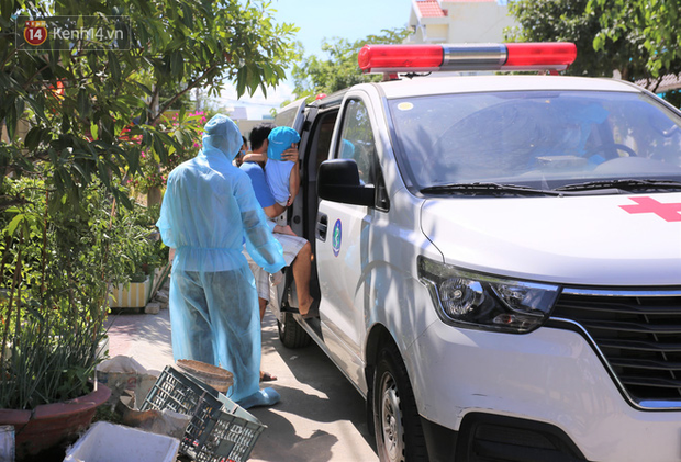 Phun thuốc khử khuẩn, đưa con rể cùng cháu ngoại 14 tháng tuổi của bệnh nhân nghi nhiễm Covid-19 đi cách ly-6