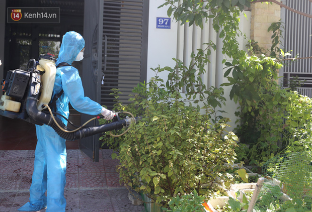Phun thuốc khử khuẩn, đưa con rể cùng cháu ngoại 14 tháng tuổi của bệnh nhân nghi nhiễm Covid-19 đi cách ly-11