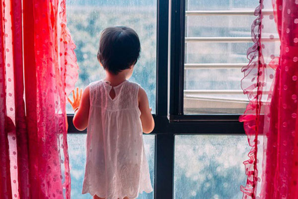 Bị 2 người lạ mặt xông vào tận cửa bắt cóc con gái 4 tuổi, bà mẹ nhanh tay phản ứng khiến kẻ xấu tháo chạy-4