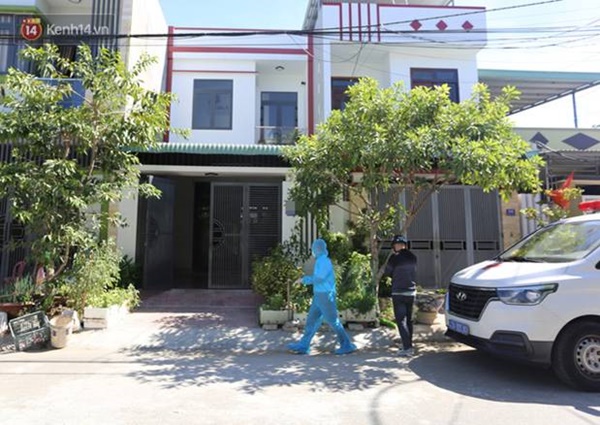 Phun thuốc khử khuẩn, đưa con rể cùng cháu ngoại 14 tháng tuổi của bệnh nhân nghi nhiễm Covid-19 đi cách ly-1