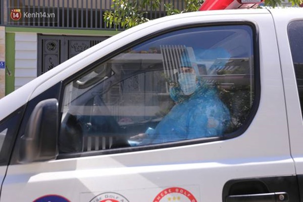 Phun thuốc khử khuẩn, đưa con rể cùng cháu ngoại 14 tháng tuổi của bệnh nhân nghi nhiễm Covid-19 đi cách ly-7