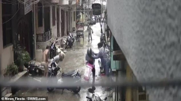 Bị 2 người lạ mặt xông vào tận cửa bắt cóc con gái 4 tuổi, bà mẹ nhanh tay phản ứng khiến kẻ xấu&nbsp;tháo chạy-3