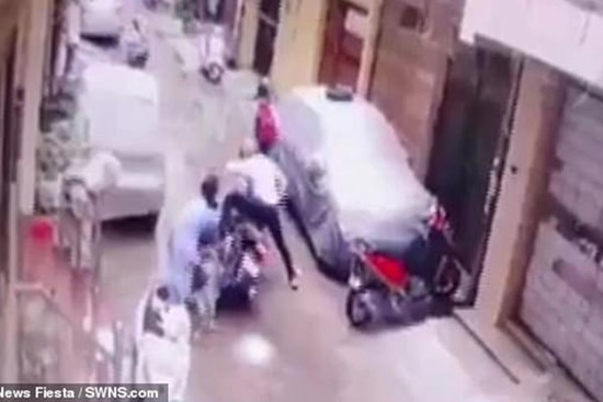 Bị 2 người lạ mặt xông vào tận cửa bắt cóc con gái 4 tuổi, bà mẹ nhanh tay phản ứng khiến kẻ xấu tháo chạy