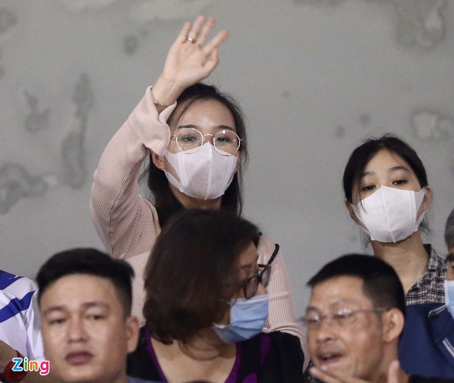 Vợ sắp cưới của Công Phượng kín đáo tới sân Thống Nhất-1